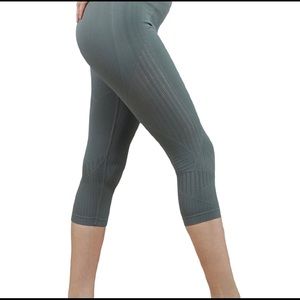 Savvi Fit Ananda Capri Leggings Sage Green Size XS/S
